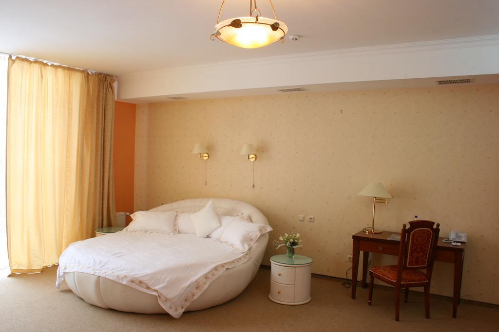 Premier Hotel Shafran Sumy Exterior photo